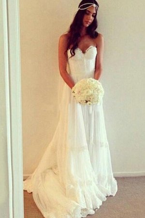 Abito da sposa a terra dolce con festone vintage all aperto coda a strascico corto - Foto 2
