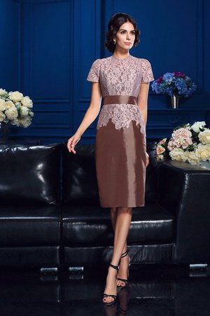Kurze Ärmeln Etui Kurzes Brautmutterkleid mit Jacke mit Bordüre - Bild 3