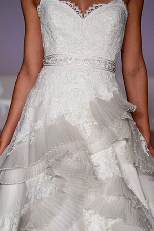 Spitze Duchesse-Linie geschichtes Brautkleid mit Bordüre mit Schleife - Bild 3