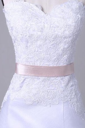Schulterfrei ein Träger Perlenbesetztes wadenlanges Brautkleid mit Bordüre mit Gürtel - Bild 3