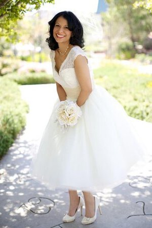 A-Line Reißverschluss V-Ausschnitt romantisches wadenlanges Brautkleid mit gekappten Ärmeln - Bild 2