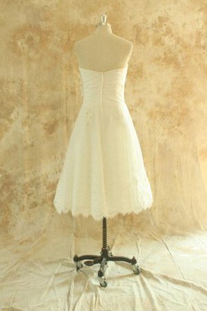 Perlenbesetztes A-Line gerüschtes wadenlanges Brautkleid aus Spitze mit kreuz - Bild 2