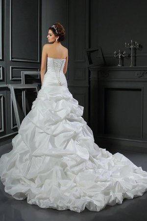 Robe de mariée longue col en forme de cœur en satin de traîne longue avec fleurs - Photo 2