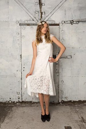 Spitze hoher Ausschnitt plissiertes wadenlanges Brautkleid mit Bordüre mit gekappten Ärmeln - Bild 1