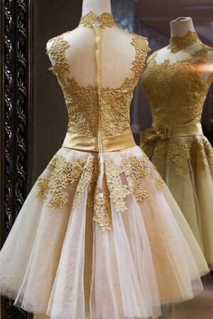 Hoher Ausschnitt knielanges schlichtes romantisches Abiballkleid ohne Ärmeln mit Applike - Bild 3