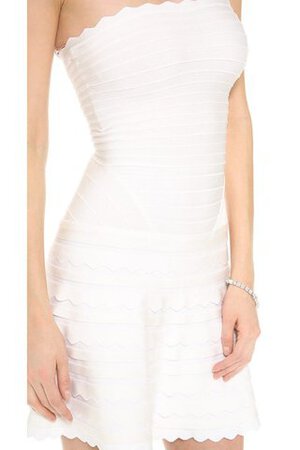 Ärmelloses enges rückenfreies mini Brautkleid aus Chiffon mit Rüschen - Bild 4