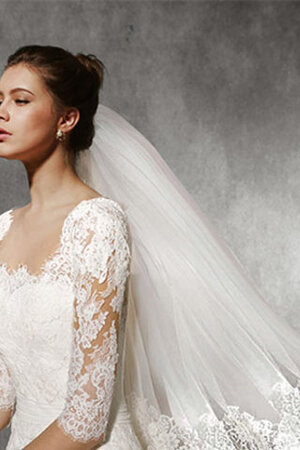 Robe de mariée en dentelle longueur au ras du sol frappant encolure en carré longue - Photo 3