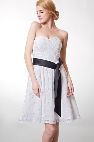 Herz-Ausschnitt plissiertes bescheidenes Abschlusskleid mit Knöpfen mit Blume - Bild 2